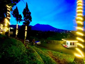 ein Blick auf eine Straße bei Nacht mit Lichtern in der Unterkunft New Villa Privat Pool 5 Kamr in Sampal 2