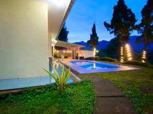 ein Haus mit Swimmingpool bei Nacht in der Unterkunft New Villa Privat Pool 5 Kamr in Sampal 2