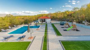 un'immagine di una piscina con parco giochi di Villa Lea-Makarska by Villas Guide a Grubine