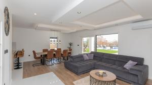 un soggiorno con un divano e un tavolo di Villa Lea-Makarska by Villas Guide a Grubine