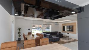 un soggiorno con un divano e un tavolo di Villa Lea-Makarska by Villas Guide a Grubine