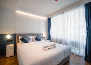 En eller flere senge i et værelse på Kora Beachfront 240 One Bedroom Apartment Phuket + 18 billeder