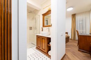 ein Badezimmer mit Waschbecken und Dusche in der Unterkunft Casa Doseanu in Oradea