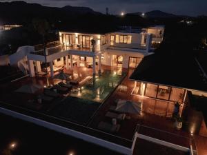 Swimmingpoolen hos eller tæt på Luxurious 5Bedroom White Estate Villa Private Lake