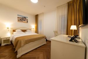 ein Hotelzimmer mit Bett und Schreibtisch in der Unterkunft Casa Doseanu in Oradea