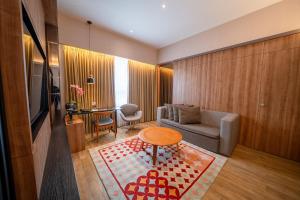 TV a/nebo společenská místnost v ubytování Grand Zuri Malioboro