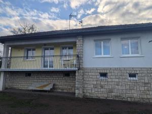 een bakstenen huis met een balkon erop bij Villa jeandor in Braucourt