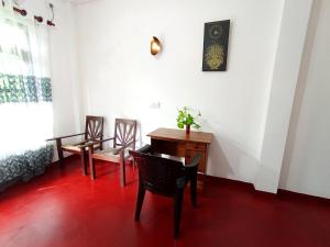 Khu vực ghế ngồi tại Abhilashi Guest house