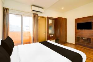 En eller flere senge i et værelse på Super Townhouse Whitefield Bangalore