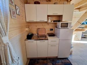 Nhà bếp/bếp nhỏ tại Gora The Alpine Nest +6 ảnh