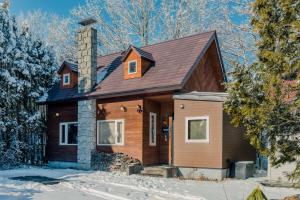 een houten huis met een schilddak bij Mokurie in Teshikaga