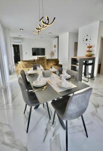 een eetkamer met een tafel en stoelen bij Vila Gaspar in Dražice