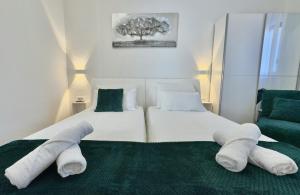 een slaapkamer met twee bedden met handdoeken erop bij Vila Gaspar in Dražice +40 foto's