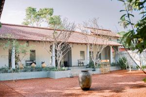 een huis met een vaas ervoor bij Rekawa Wellness Resort in Tangalle