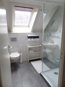 Bilik mandi di B&B Huize Cossee +10 gambar