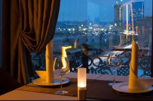 een tafel met wijnglazen en uitzicht op de stad bij Boulevard Side Hotel in Baku
