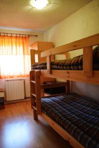 מיטה או מיטות קומותיים בחדר ב-Apartment Doris Mrkopalj