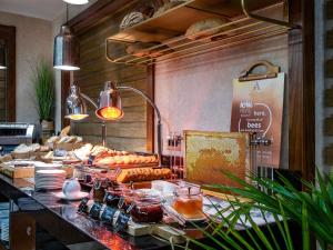 una linea di buffet con pane e altri cibi su un tavolo di Mercure Tbilisi Old Town a Tbilisi City