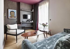 ein Wohnzimmer mit Sofa und Tisch in der Unterkunft One Shot Luchana in Madrid