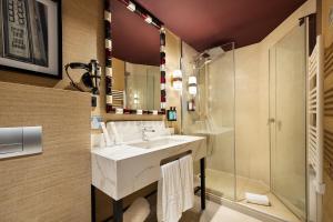 ein Badezimmer mit Waschbecken und Dusche in der Unterkunft One Shot Luchana in Madrid + 30 Fotos