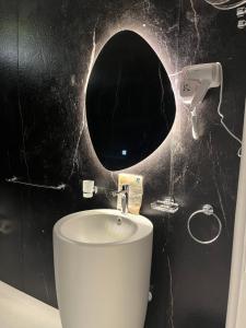 een badkamer met een toilet en een spiegel aan de muur bij نزل Rest in Hail +19 foto's