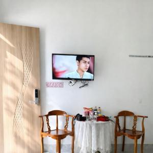 einen TV, der an einer Wand über einem Tisch hängt in der Unterkunft Bảo Ngọc Hotel Đông Hà in Quang Tri + 10 Fotos