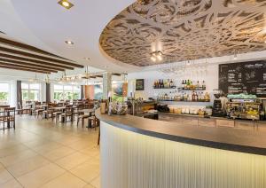 En restaurant eller et andet spisested på POŁONINY Resort