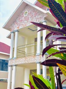 een groot wit gebouw met een balkon bij Kingston apartment in Kigali +24 foto's