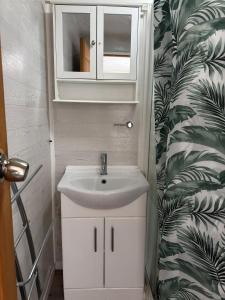 een badkamer met een wastafel en een kast bij The Clarendon Hotel in Blackpool