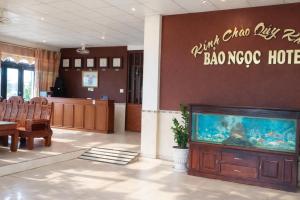ein Wartezimmer mit einem großen Aquarium und barockem in der Unterkunft Bảo Ngọc Hotel Đông Hà in Quang Tri