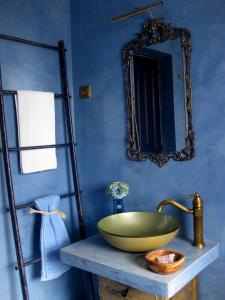 baño con lavabo verde y espejo en Villa Spozendus, en Esposende