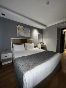 Postel nebo postele na pokoji v ubytování Ankara Royal Hotel