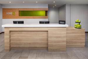 un hall de bureau avec un comptoir recouvert de pommes dans l'établissement Home2 Suites By Hilton Memphis Downtown, à Memphis 18 autres photos