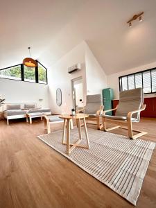 Khu vực ghế ngồi tại The Cosy Sunset Beach Resort