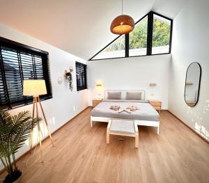 Giường trong phòng chung tại The Cosy Sunset Beach Resort