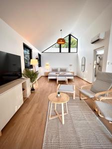 TV/trung tâm giải trí tại The Cosy Sunset Beach Resort