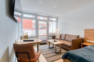 a living room with a couch and a table at Alte Teestube Schmidt 58 in Norderney