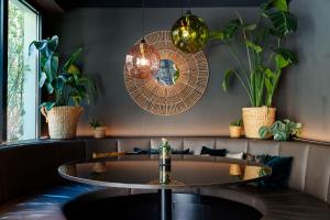 a room with a bath tub and potted plants at Cocoon Sendlinger Tor in Munich