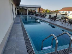 Πισίνα στο ή κοντά στο ST Central Hotel, Pakse