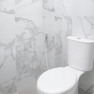 Et badeværelse på Front One Hotel Mesir Surabaya