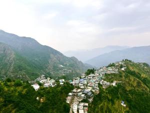 eine Stadt auf einem Hügel mit Bergen in der Unterkunft Queen Hills Resort and Hotel By Edge Group - Rooftop Restro, Balcony View in Masuri + 23 Fotos