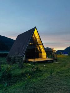 een groot gebouw met een zonnedak in een veld bij Misty Colina in Kottakamboor