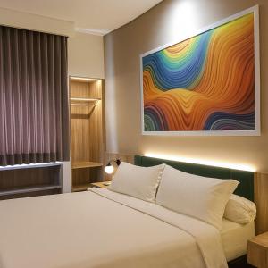 En eller flere senge i et værelse på Front One Hotel Mesir Surabaya + 5 billeder