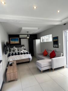 En eller flere senge i et værelse på Serenity suite 6 minutes away from the beach + 54 billeder