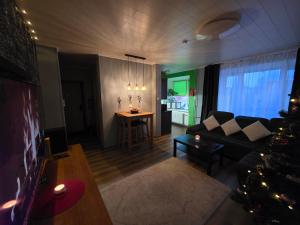 een woonkamer met een bank en een tafel bij Green- Guest Apartment- Tapa in Taps