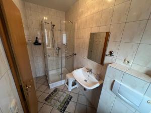 Koupelna v ubytování Ferienwohnungen Wiedemann WE 4 + 13 fotografií