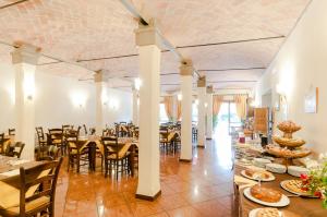 A restaurant or other place to eat at Hotel Fondo Catena