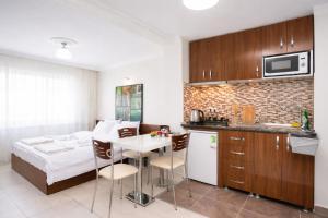 een keuken met een tafel en een bed in een kamer bij Sultanahmet Center View Apart Hotel in Istanbul