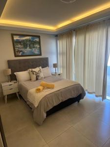 En eller flere senge i et værelse på Serenity suite 6 minutes away from the beach