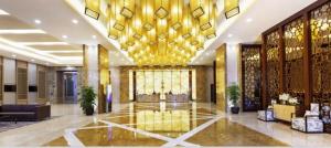 厦门Peony Harbor City Hotel的大堂设有大型大堂和大型大堂